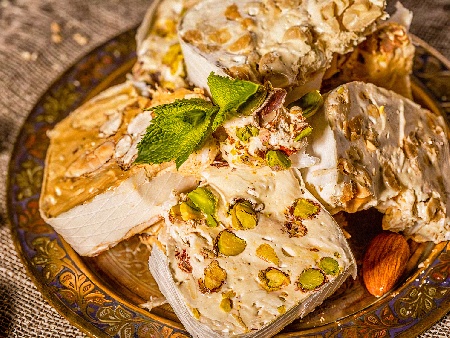 Тороне - домашен италиански нуга десерт с ядки шамфъстък - снимка на рецептата